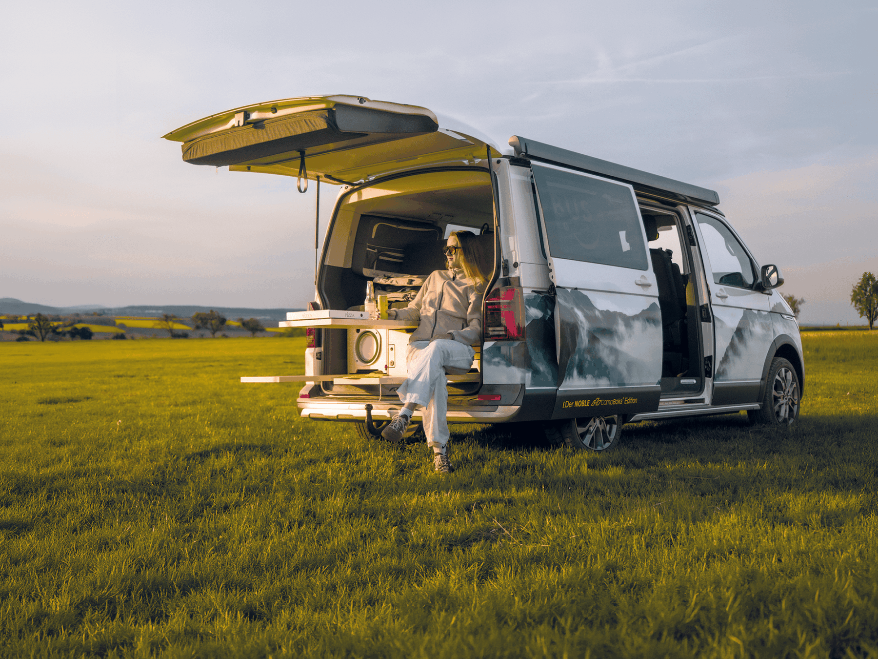 Noble CampBoks Edition mit geöffneter CampBoks bei Bus-Camper