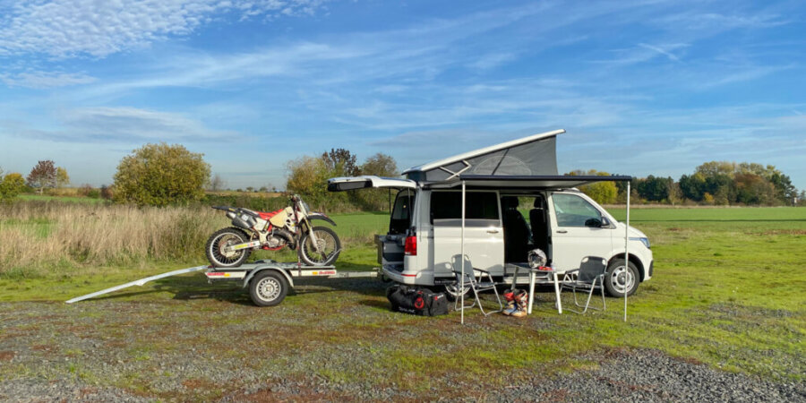 der SPORTLICHE Impression motocross Bike auf Anhänger